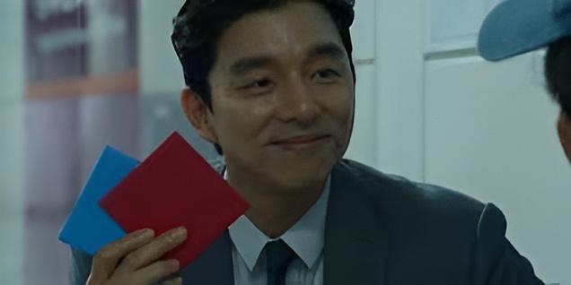 A person holding ddakji